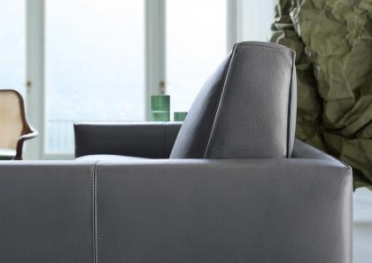 Dettaglio dello schienale e della struttura che rende unico e confortevole il divano Tommy - BertO