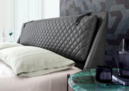 Dettaglio testata trapuntata letto moderno di lusso Chelsea in pelle - BertO