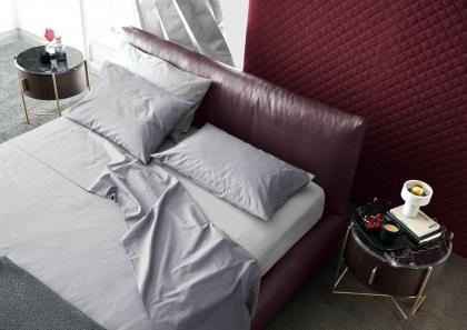 Letto matrimoniale in pelle bordeaux Soho con set di lenzuola Yoko - BertO