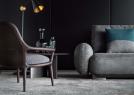 Poltrona elegante Patti Dark Oil accanto al divano Iggy - BertO