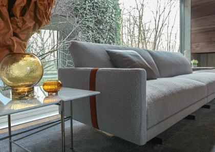 Divano angolare con pouf in tessuto boucle cinghia arancione - BertO