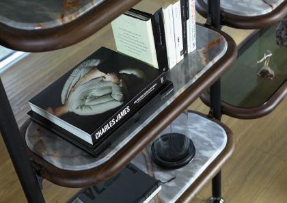 Libreria di design Ian dettagli mensole in marmo Deep Gray e vetro - BertO