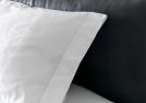 Dettaglio cuscino e cucitura in cotone tinta unita colore bianco