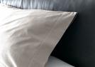 Dettaglio cuscino e cucitura in cotone tinta unita colore Sabbia - BertO Shop