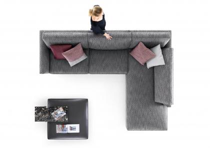 Divano design morbido Tommy con pouf - BertO