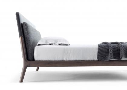 Letto Bowery in legno di noce canaletto con testata imbottito visto lateralmente