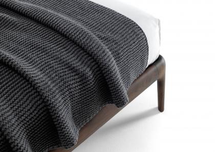 Letto Bowery con giroletto in legno noce canaletto tornito a 5 assi
