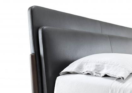 Letto Bowery con testata imbottita con cuscino in pelle