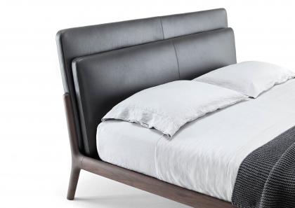 Letto Bowery con testata imbottita e il cuscino in pelle