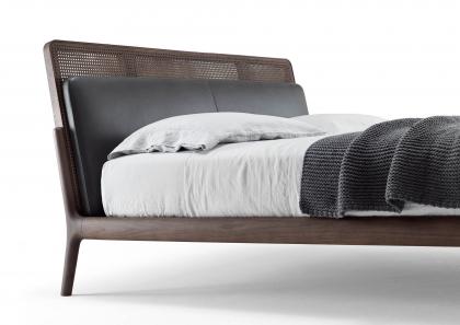 Letto East Side con testata in paglia di Vienna