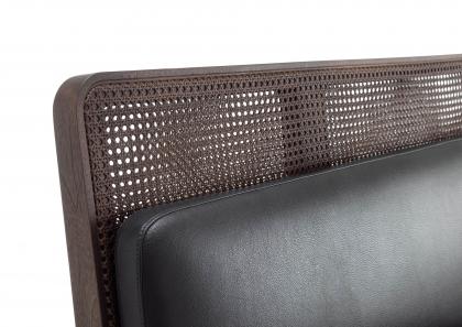 Letto East Side con testata in paglia di Vienna intrecciata perimetro legno massello