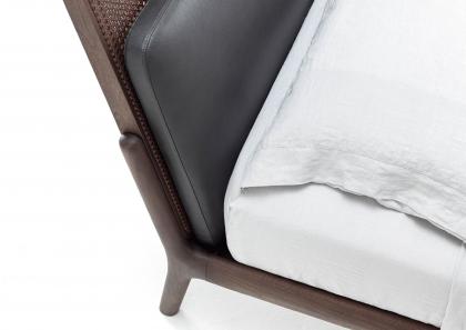 Letto East Side con testata in paglia di Vienna e cuscino di testata in pelle pieno fiore