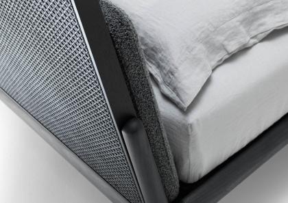 Dettaglio letto East Side con testata in paglia di Vienna Black Edition