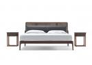 Comodino di design in legno Noce canaletto Serenas accanto al letto East Side - BertO