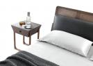 Comodino di design Serenas accanto al letto con testata in paglia di Vienna East Side - BertO