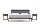 Comodino di design in legno Noce canaletto Serenas accanto al letto Bowery - BertO