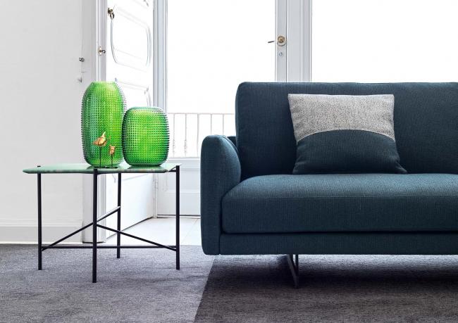 Tavolino Riff con top in marmo emerald accanto divano - Outlet 