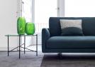 Tavolino Riff con top in marmo emerald accanto divano - Outlet 