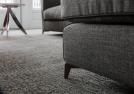 Divano Jimmy con chaise longue, dettaglio piedino - Outlet 