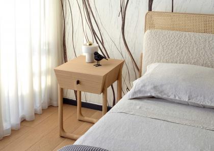 COMODINO IN ROVERE SERENAS