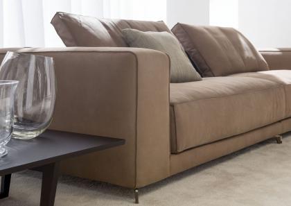 Dettaglio del divano in pelle Christian realizzato su misura dal BertO Design Studio