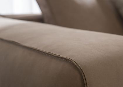 Cucitura a taglio vivo del divano in pelle Christian