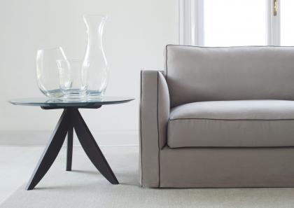 Dettaglio del divano in lino Danton con profilo gros grain a contrasto