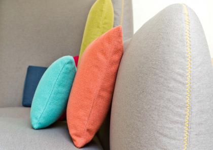 Sofa4Manhattan è un divano di design altamente personalizzabile grazie anche ai cuscini decorativi