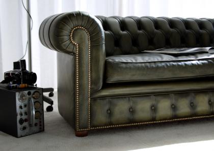 Dettaglio del divano Richmond con lavorazione artigianale rigorosamente a mano