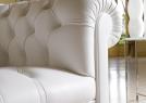 Dettaglio della lavorazione capitonnè del divano chesterfield Devon