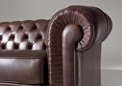 Dettaglio del bracciolo del divano letto Chester realizzato a mano artigianalmente