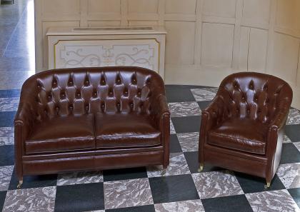 Divano e poltrona chesterfield Wembley realizzate nella Tappezzeria Sartoriale BertO