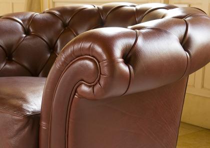 Dettaglio della lavorazione capitonnè realizzata a mano artigianalmente - divano Oxford 3 posti