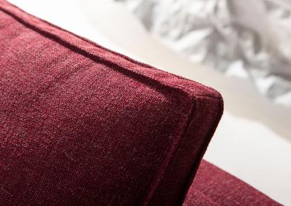 Dettaglio delle cuciture dei cuscini del divano in tessuto Robinson - BertO Salotti