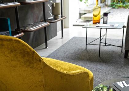 Poltroncina moderna Emilia con piedini o con base girevole