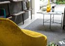 Poltroncina moderna Emilia con piedini o con base girevole