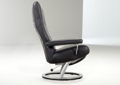 Poltrona Tecno 2 con rivestimento in pelle nera