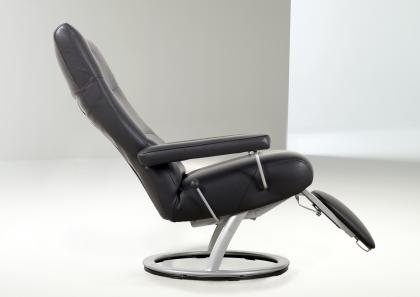 Il poggiapiedi della poltrona Tecno 2 si estrae indipendentemente dal meccanismo che reclina lo schienale