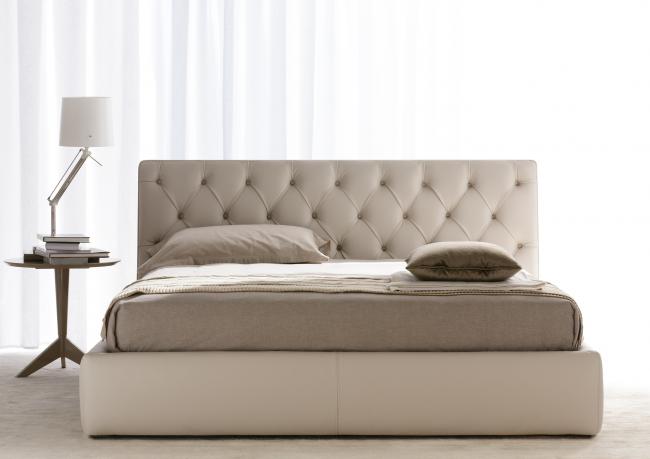 Letto classico Tribeca con testata capitonné in pelle