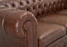 Dettaglio divano letto Chesterfield in ecopelle effetto vintage