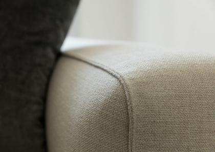 Dettaglio cucitura del divano in tessuto Christian
