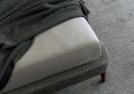 Letto matrimoniale imbottito con piedini tondi Chelsea dettaglio piedino - BertO Outlet