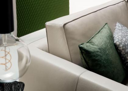 Dettaglio cuciture divano moderno in pelle Time Break