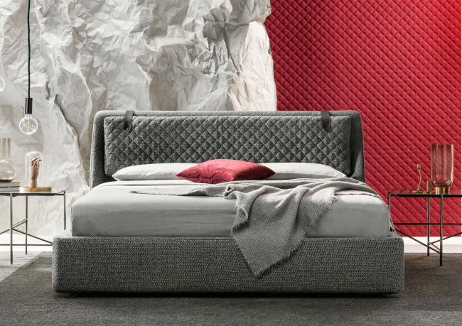 Letto matrimoniale di design, testata imbottita con testata imbottita e  piedini