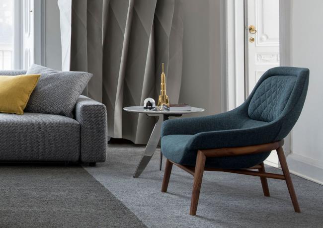 Poltroncina moderna in tessuto con schienale avvolgente Hanna outlet - BertO Shop
