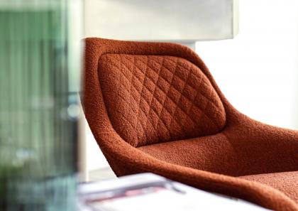Seduta e schienale realizzati in monoblocco, ampio e avvolgente – BertO Salotti