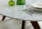 Tavolo ovale Ring in pronta consegna con piano in marmo di Carrara e perimetro sagomato - Berto Prima
