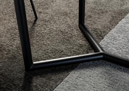 Tavolo di design CJ con basamento realizzato in tubolare sagomato verniciato goffrato nero a polvere