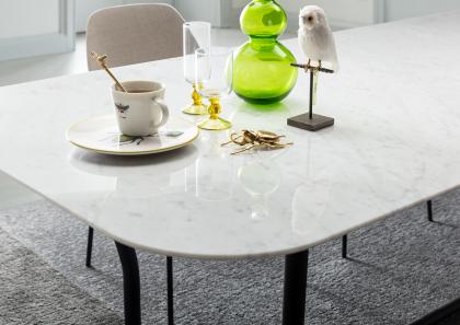 Tavolo CJ dal design moderno dettaglio del piano in marmo di Carrara - BertO Salotti