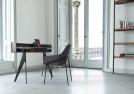 Sedie jackie in tessuto con braccioli accanto a scrittoio  - BertO Outlet